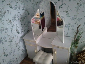 кровать с двумя прикроватными тумбочками и трюмо #524448