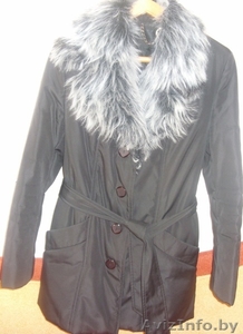 Весенняя утепленная черная куртка с воротником из искусственного меха #627745