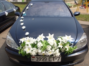 Украшения цветами на присосках капота автомобиля. #666394