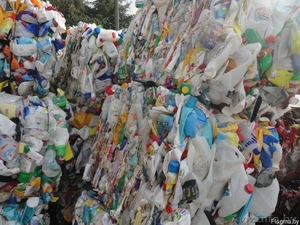 Продаем Б/у ПНД бутылки,  прессованные в кипы,  с содержанием до 10% ПП бутылок #1336542