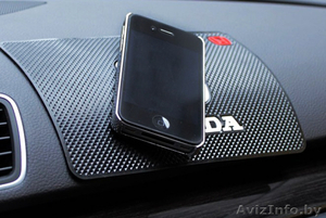 НЕСКОЛЬЗЯЩИЕ КОВРИКИ на приборную панель (торпеду) с ЛОГОТИПОМ марки автомобиля #1483088