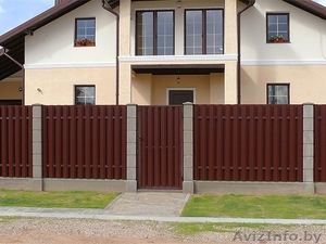 Забор из металлического штакетника между бетонными столбами #1488541