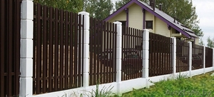 Забор из штакетника с бетонными столбами и плитами  #1484547