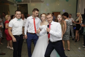 Ведущий и ди-джей на новогодний корпоратив бумажная вечеринка в подарок. #1640881