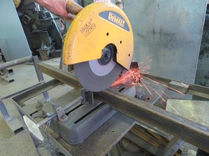 Резка металла образивно-отрезным станком #1656616