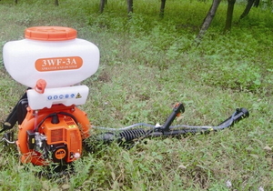 Рабочий для внесения гербицидов опрыскивателями #1659857