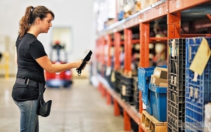 Рабочий склада мужчины и щенщины #1666597