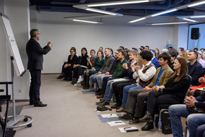 Бизнес-тренер #1669433